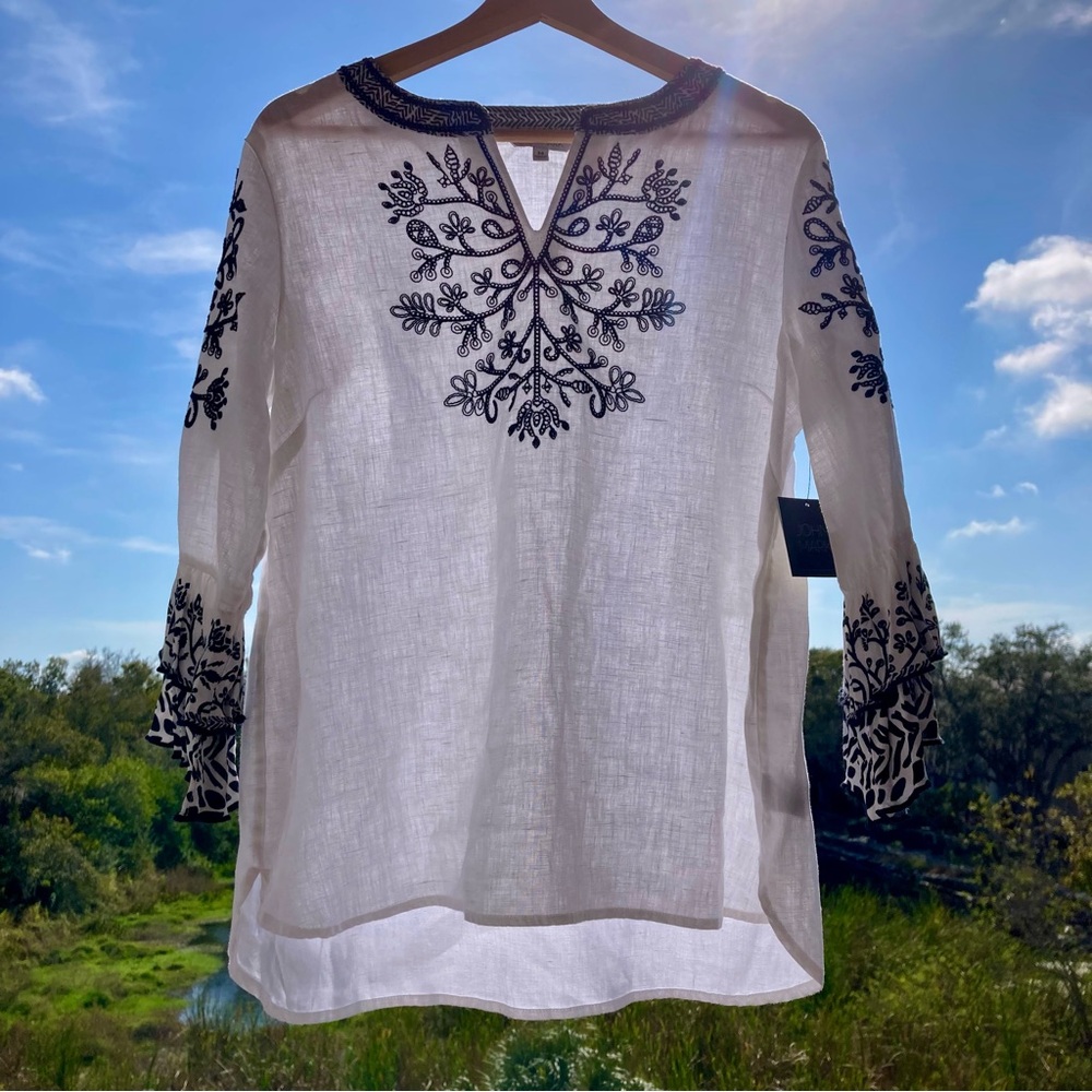 NWT EMBROIDERED SPLIT NECK TUNIC - BLACK/WHITE Size: M